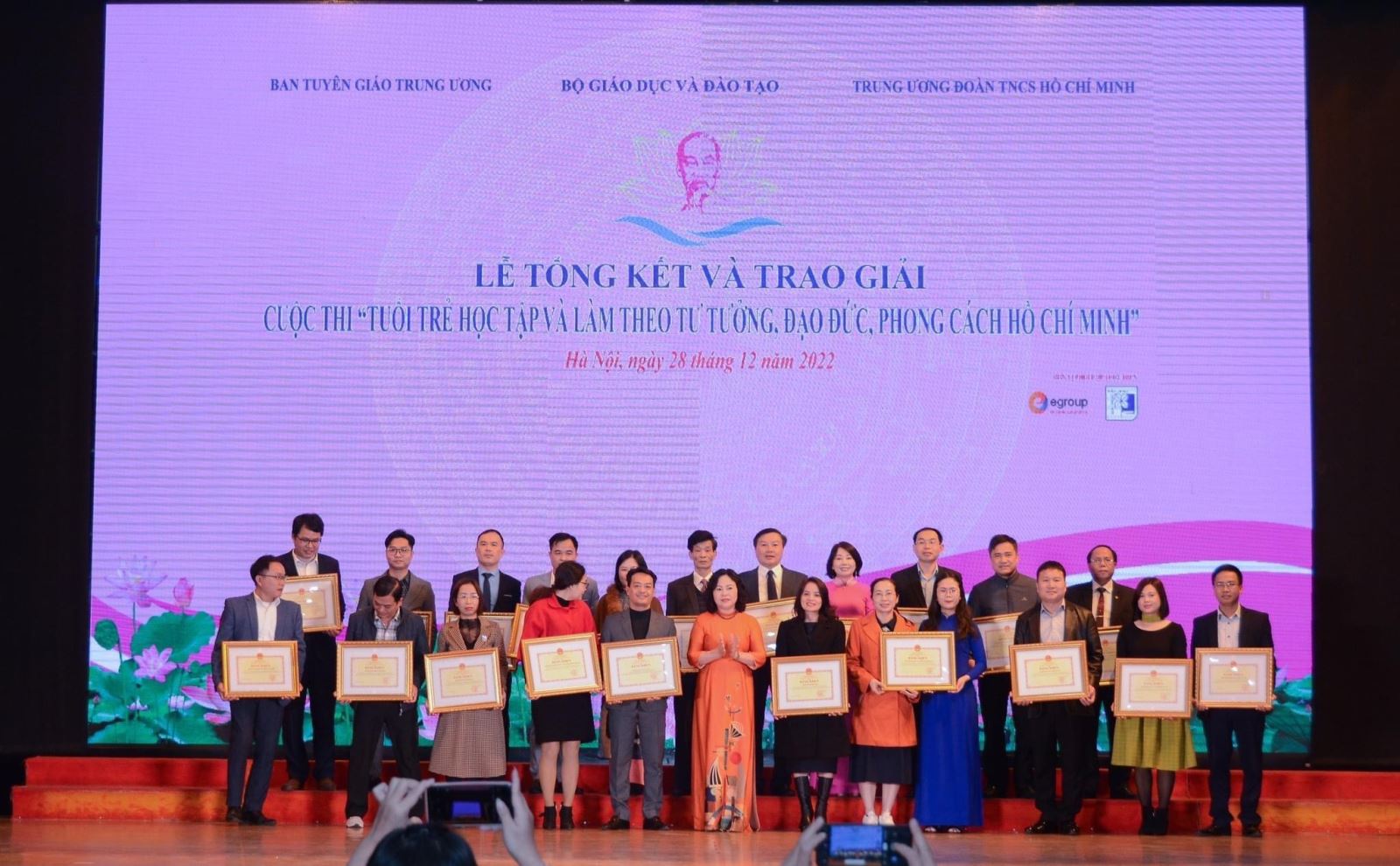 Trường Đại học Vinh được Bộ Giáo dục và đào tạo tặng Bằng khen vì đã có thành tích xuất sắc trong tổ chức, triển khai cuộc thi “Tuổi trẻ học tập và làm theo tư tưởng, đạo đức, phong cách Hồ Chí Minh”