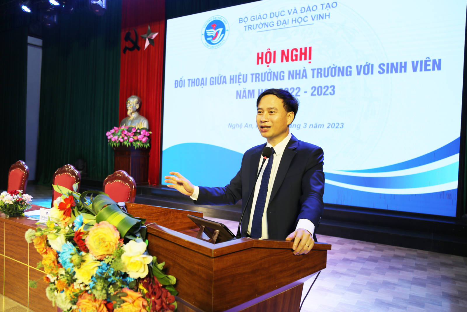 Hội nghị đối thoại giữa Hiệu trưởng Trường Đại học Vinh với sinh viên năm học 2022 - 2023