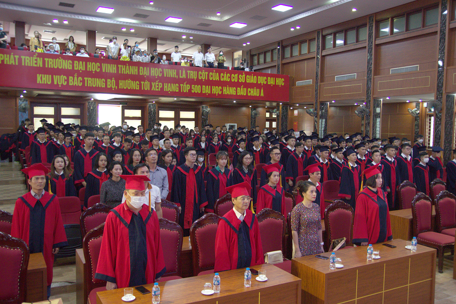 Trường Đại học Vinh tổ chức lễ Trao bằng cử nhân, kỹ sư đợt 2 năm 2022