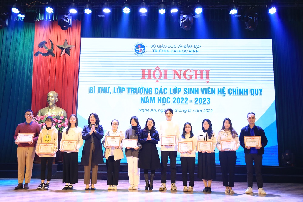 Trường Đại học Vinh tổ chức Hội nghị Bí thư, Lớp trưởng các lớp sinh viên chính quy năm học 2022 - 2023, triển khai tuyên truyền công tác bảo hiểm y tế, công tác ANTT, ATGT, phòng chống pháo nổ