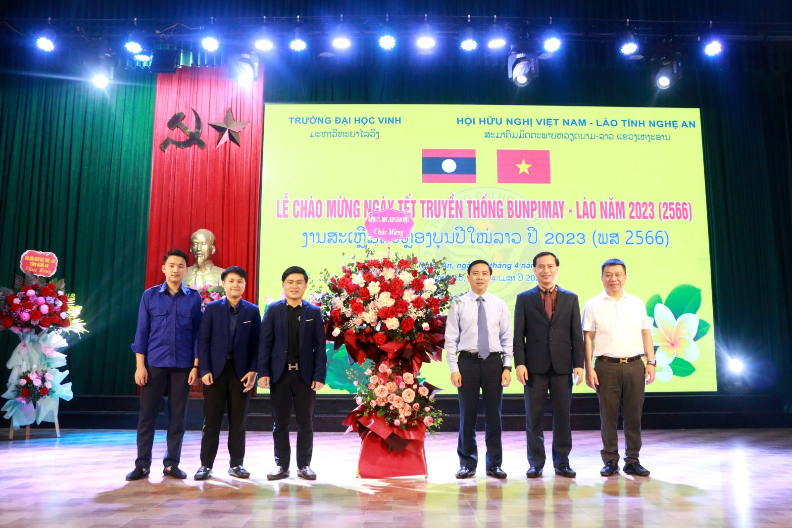Trường Đại học Vinh tổ chức vui Tết Truyền thống Bunpimay năm 2023 (2566) cho lưu học sinh Lào