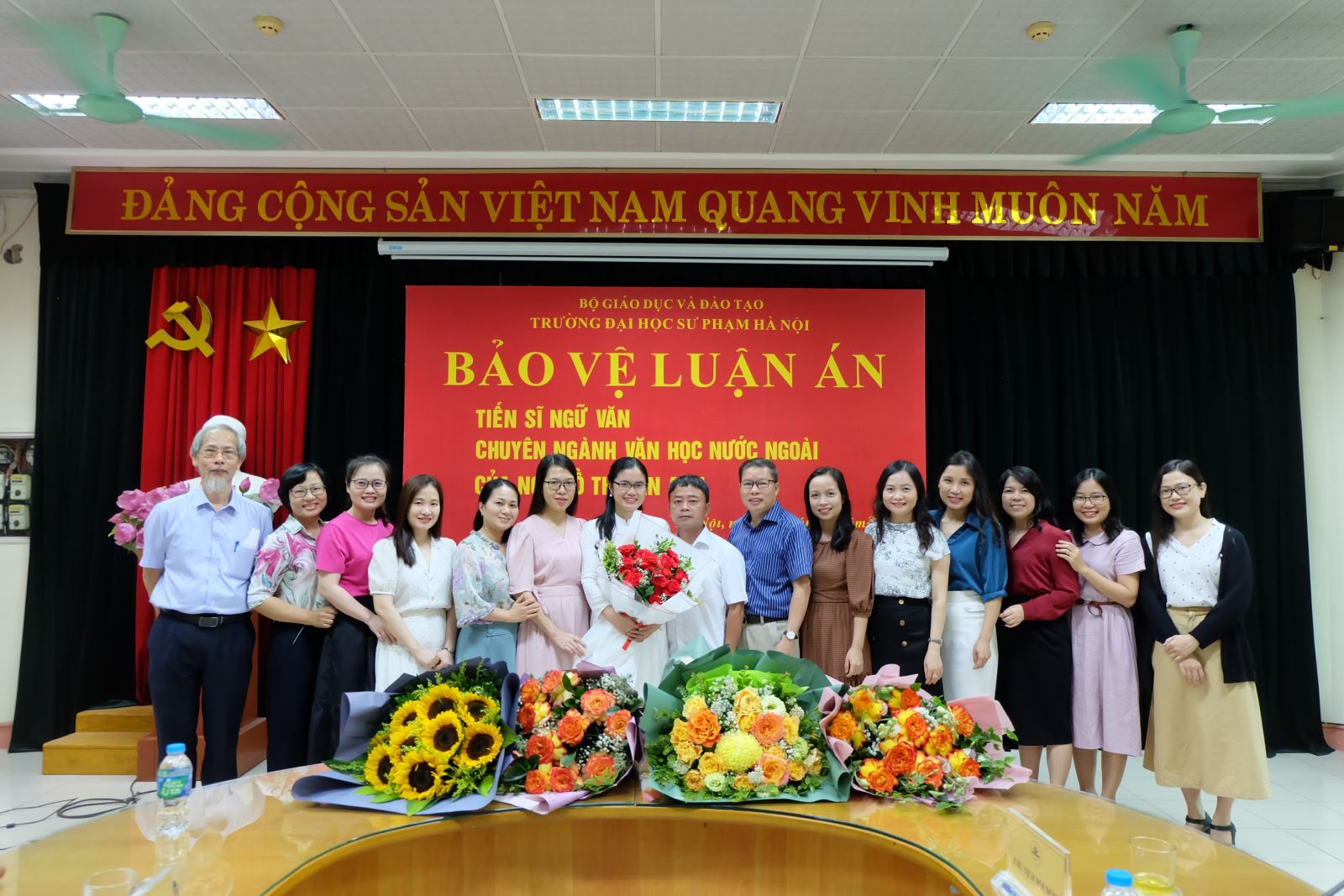 Nghiên cứu sinh Hồ Thị Vân Anh bảo vệ thành công luận án Tiến sĩ ngành Văn học nước ngoài.