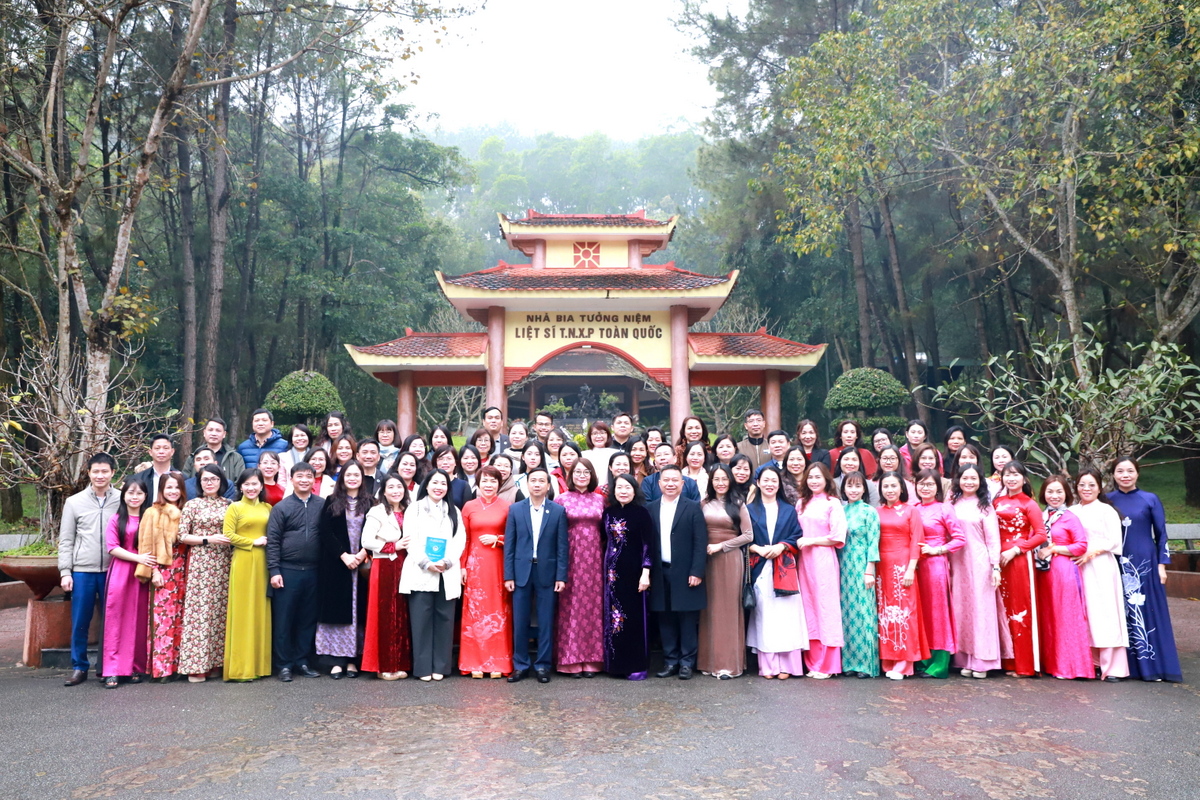 Công đoàn Trường Đại học Vinh tổ chức "Hành trình tri ân" nhân kỷ niệm 115 năm Ngày Quốc tế Phụ nữ 8/3