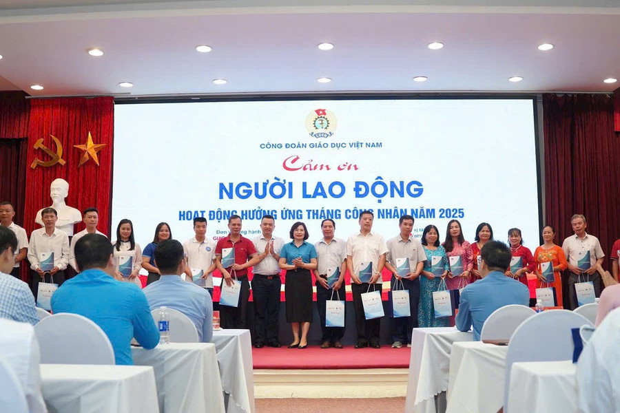4 viên chức, người lao động Trường Đại học Vinh được tặng quà tại Chương trình "Cảm ơn người lao động" của Công đoàn Giáo dục Việt Nam