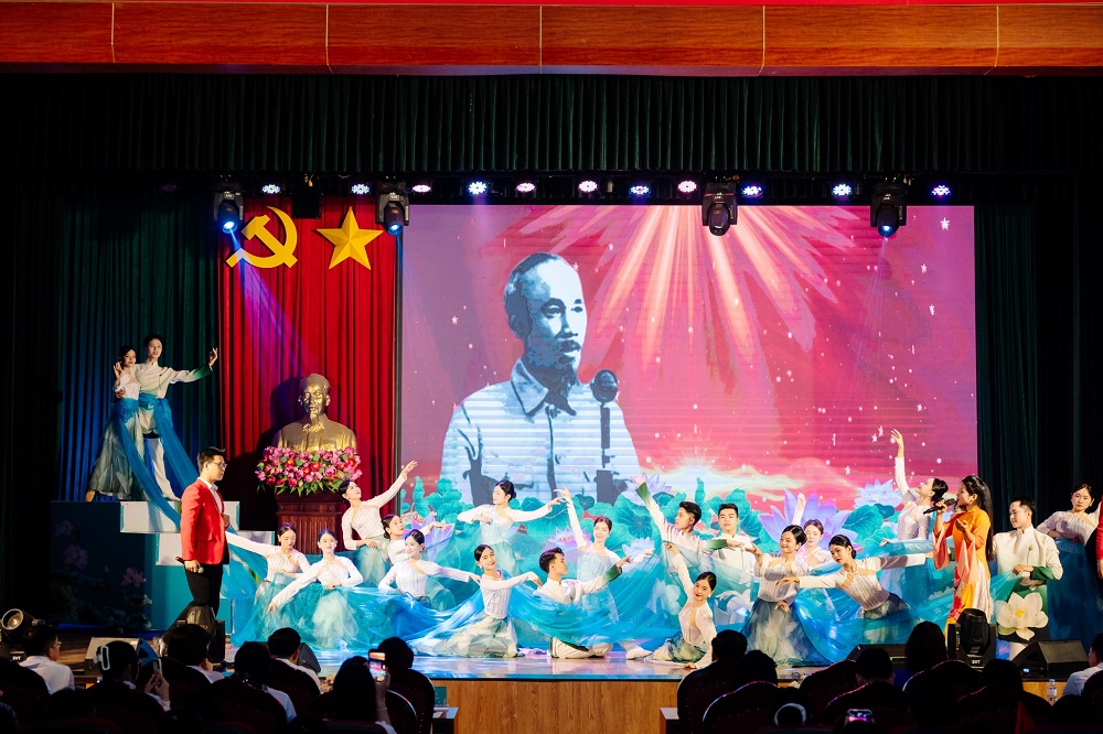 Chương trình chính luận - nghệ thuật đặc biệt "Theo bước chân Người" kỷ niệm 135 năm Ngày sinh Chủ tịch Hồ Chí Minh (19/5/1890 - 19/5/2025)
