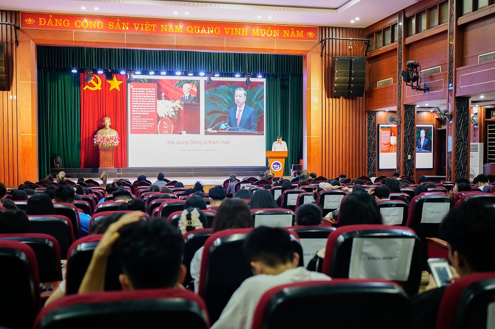 Trường Đại học Vinh tổ chức quán triệt báo cáo chuyên đề "Đại thắng mùa Xuân năm 1975 - Sức mạnh đại đoàn kết toàn dân tộc, khát vọng hòa bình, độc lập dân tộc và ý chí thống nhất đất nước"