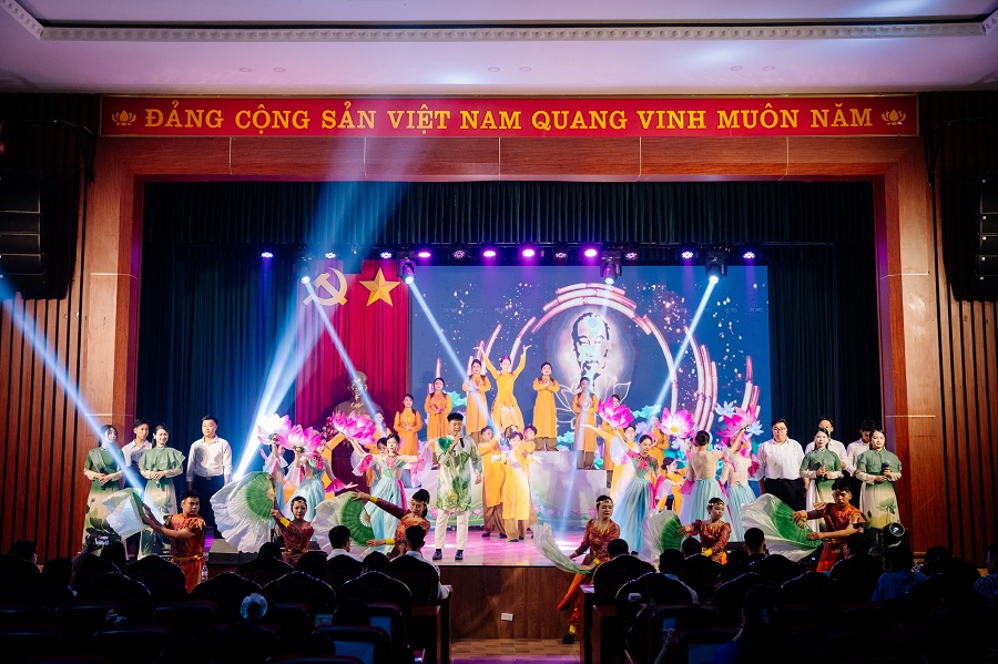 Khai mạc và Đêm thi Bảng A - Liên hoan Tiếng hát Sinh viên Trường Đại học Vinh năm học 2024 - 2025