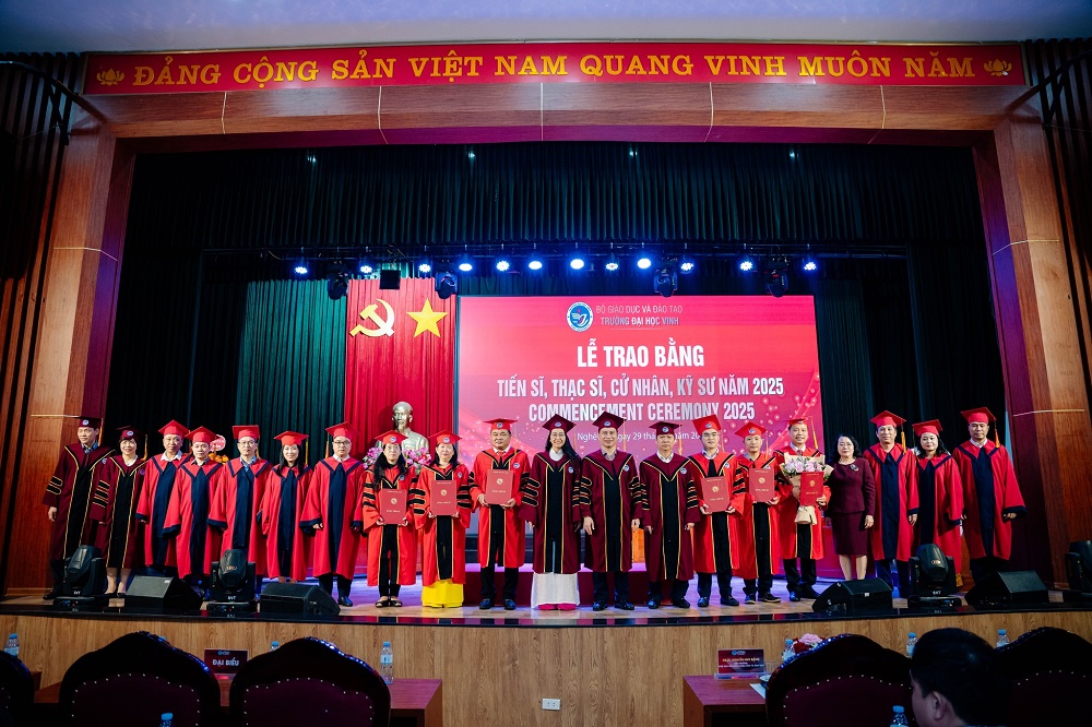 Trường Đại học Vinh long trọng tổ chức Lễ trao bằng tiến sĩ, thạc sĩ, cử nhân, kỹ sư năm 2025