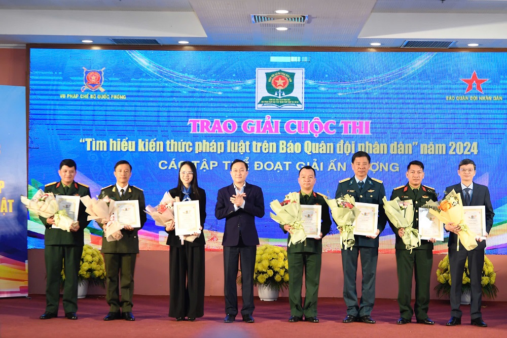 Trường Đại học Vinh đạt giải Ấn tượng tập thể Cuộc thi “Tìm hiểu kiến thức pháp luật trên Báo Quân đội nhân dân” năm 2024