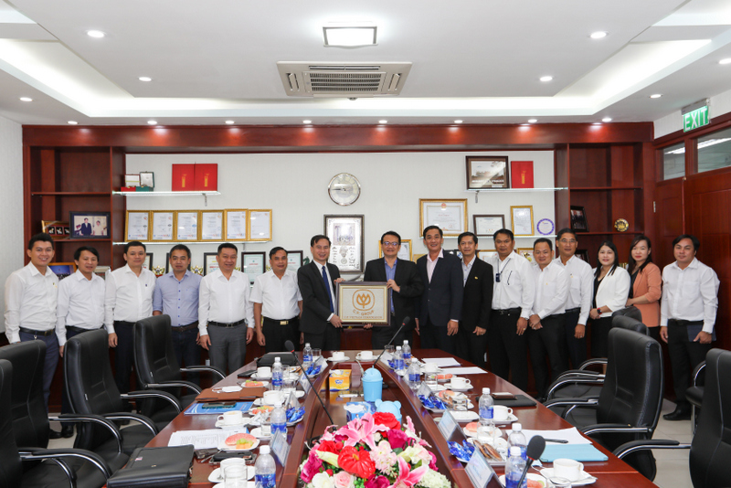 Trường Đại học Vinh thăm và làm việc tại Công ty Cổ phần Thức ăn chăn nuôi C.P. Việt Nam