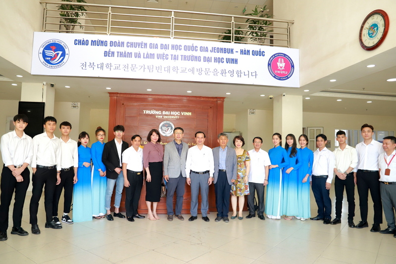 Đoàn chuyên gia của Đại học Quốc gia Jeonbuk - Hàn Quốc đến thăm và làm việc tại Trường Đại học Vinh