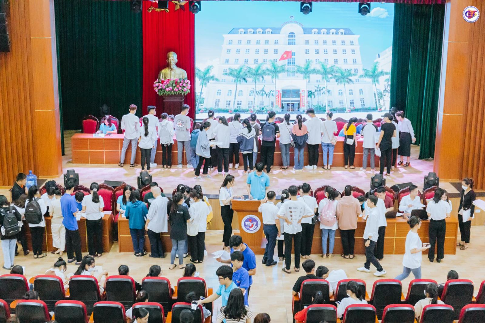 Trường Đại học Vinh đón tiếp tân sinh viên khóa 63 đến nhập học và tựu trường
