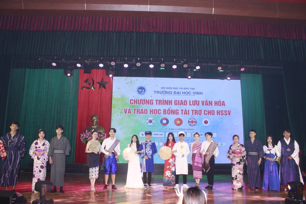 Sôi động, ý nghĩa chương trình “Giao lưu văn hoá và trao học bổng tài trợ cho học sinh, sinh viên”