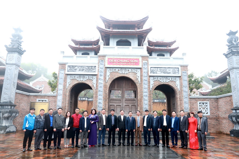 Đảng bộ Trường Đại học Vinh dâng hương tại Khu Di tích Kim Liên và đền Chung Sơn