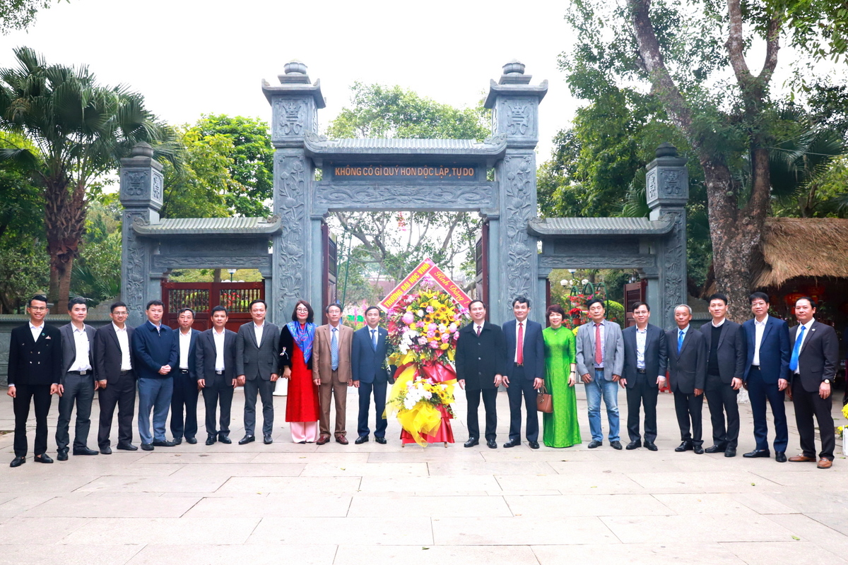 Trường Đại học Vinh hưởng ứng "Tết trồng cây đời đời nhớ ơn Bác Hồ" Xuân Ất Tỵ 2025 và dâng hoa, dâng hương tưởng niệm Chủ tịch Hồ Chí Minh