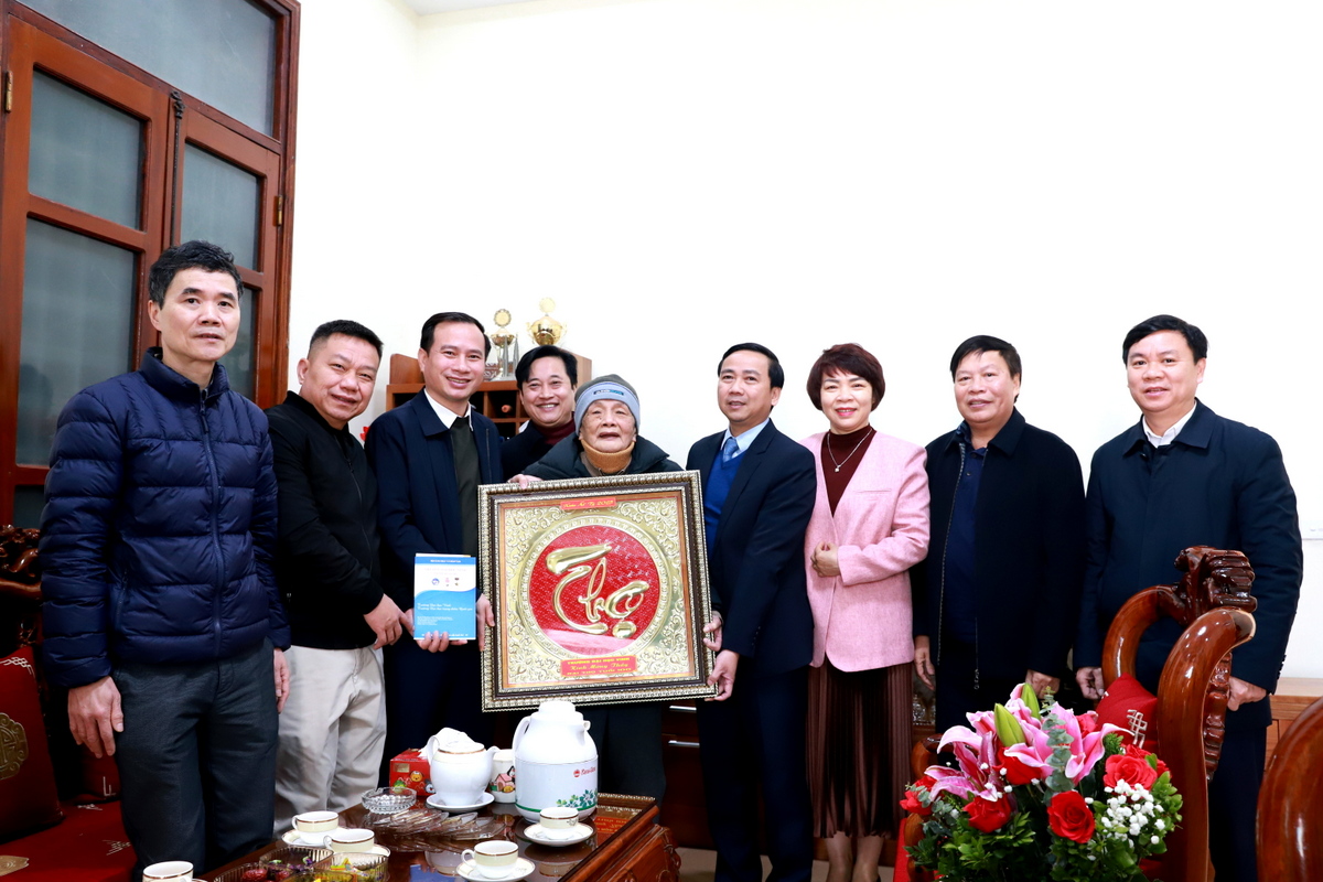 Lãnh đạo Trường Đại học Vinh chúc thọ Nguyên Bí thư Đảng ủy Nguyễn Đang