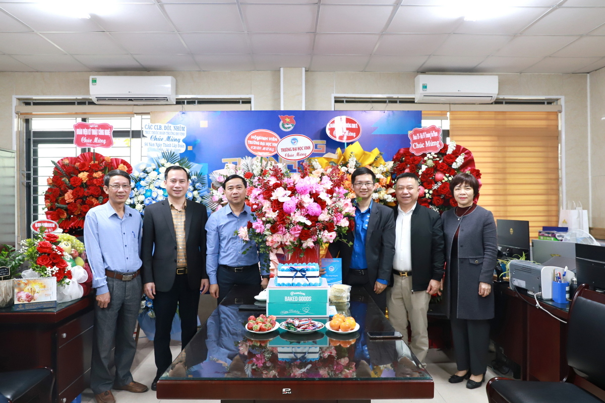 Lãnh đạo Nhà trường chúc mừng Đoàn Thanh niên nhân dịp kỷ niệm 94 năm Ngày thành lập Đoàn TNCS Hồ Chí Minh