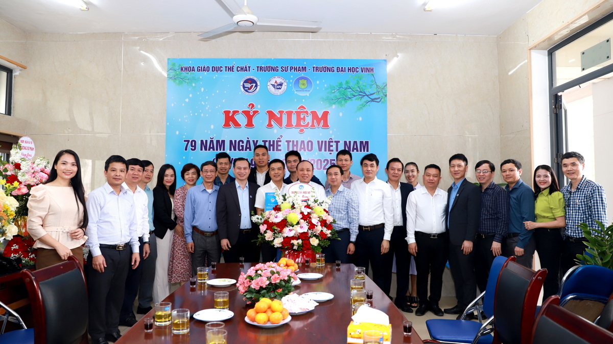 Lãnh đạo Nhà trường chúc mừng Khoa Giáo dục Thể chất nhân dịp kỷ niệm 79 năm Ngày Thể thao Việt Nam
