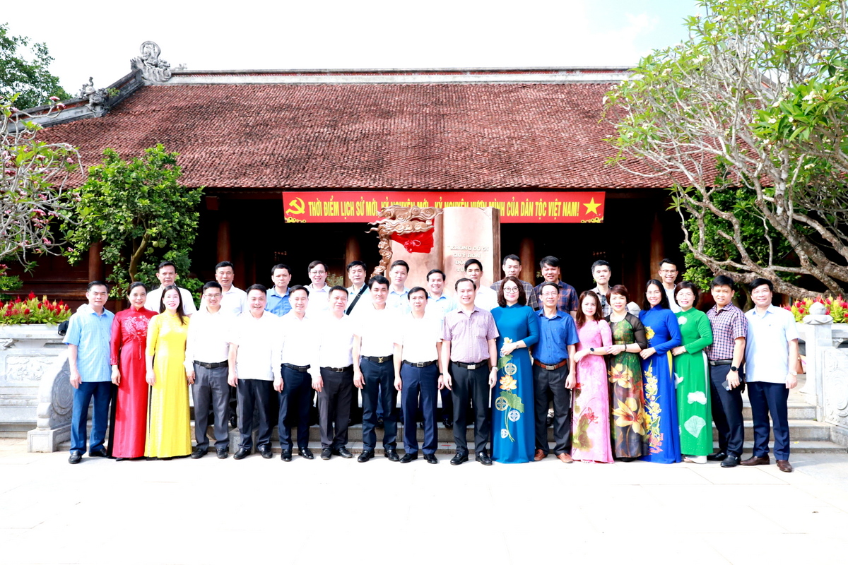 Trường Đại học Vinh dâng hoa, dâng hương kỷ niệm 135 năm Ngày sinh Chủ tịch Hồ Chí Minh
