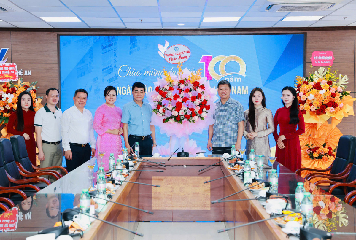Trường Đại học Vinh chúc mừng các cơ quan báo chí nhân kỷ niệm 100 năm Ngày Báo chí Cách mạng Việt Nam (21/6/1925 - 21/6/2025)