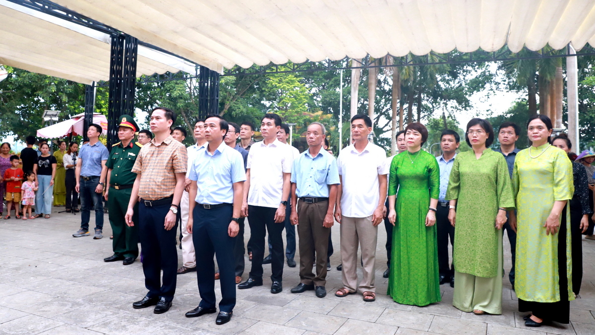 Trường Đại học Vinh dâng hoa, dâng hương các Anh hùng Liệt sỹ nhân kỷ niệm 78 năm Ngày Thương binh - Liệt sỹ (27/7/1947 - 27/7/2025)