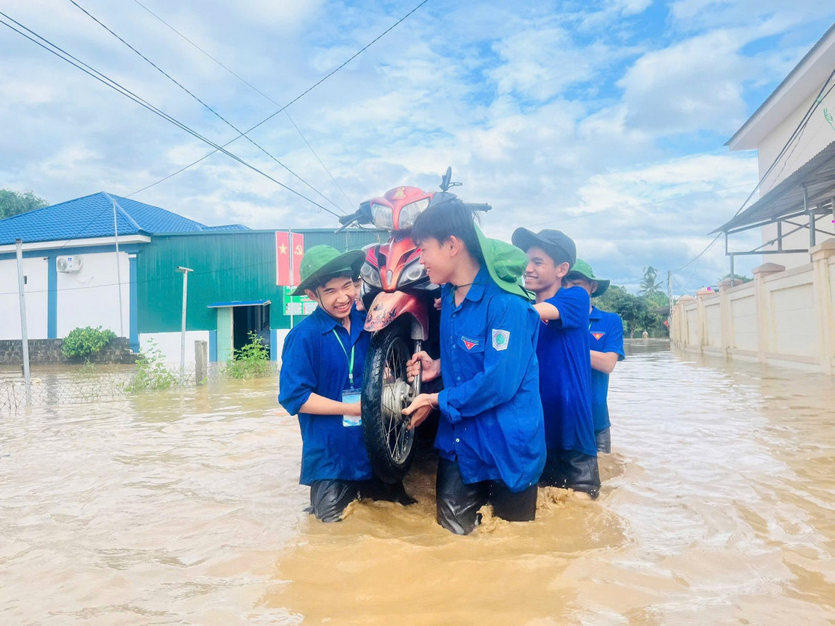 Tuổi trẻ Trường Đại học Vinh - Những “ngọn sóng xanh” giữa tâm bão Wipha