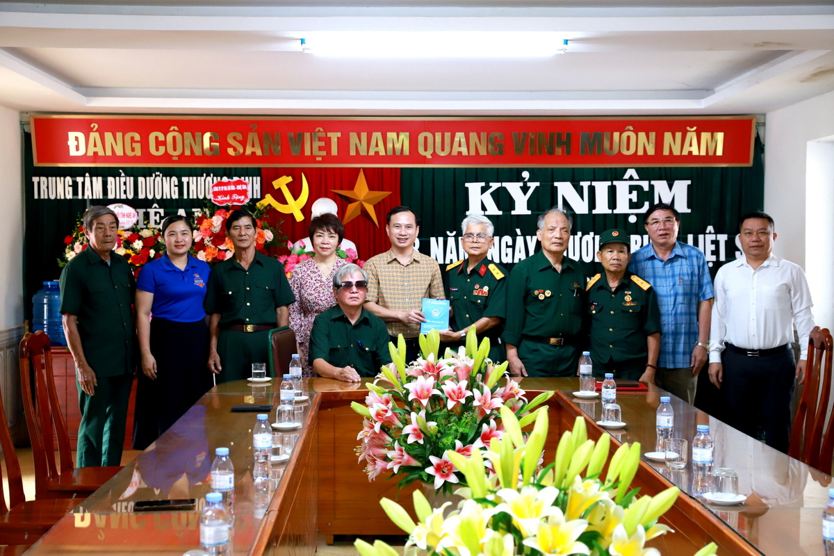 Trường Đại học Vinh thăm và tặng quà các thương binh, bệnh binh nhân kỷ niệm 78 năm ngày Thương binh - Liệt sỹ (27/7/1947 - 27/7/2025)