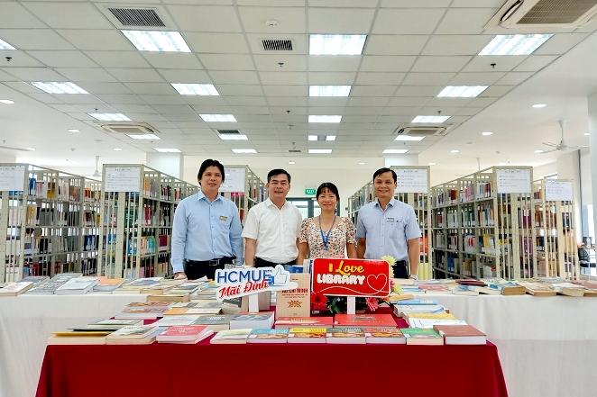 Trường Đại học Vinh tiếp nhận sách tặng của Tiến sĩ Võ Tá Hân trị giá hơn 800 triệu đồng