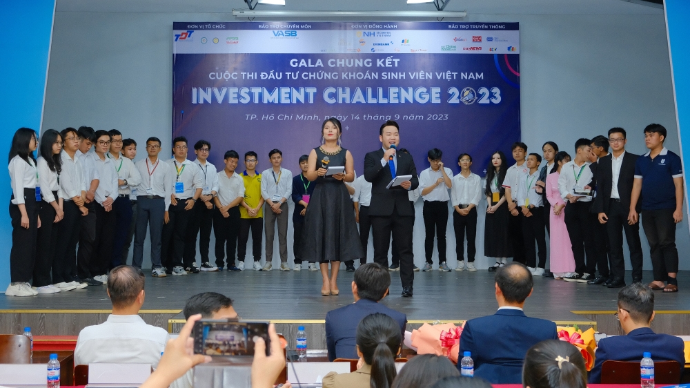 Sinh viên Trường Đại học Vinh tham gia Cuộc thi Đầu tư chứng khoán sinh viên Việt Nam lần thứ nhất - Investment Challenge 2023