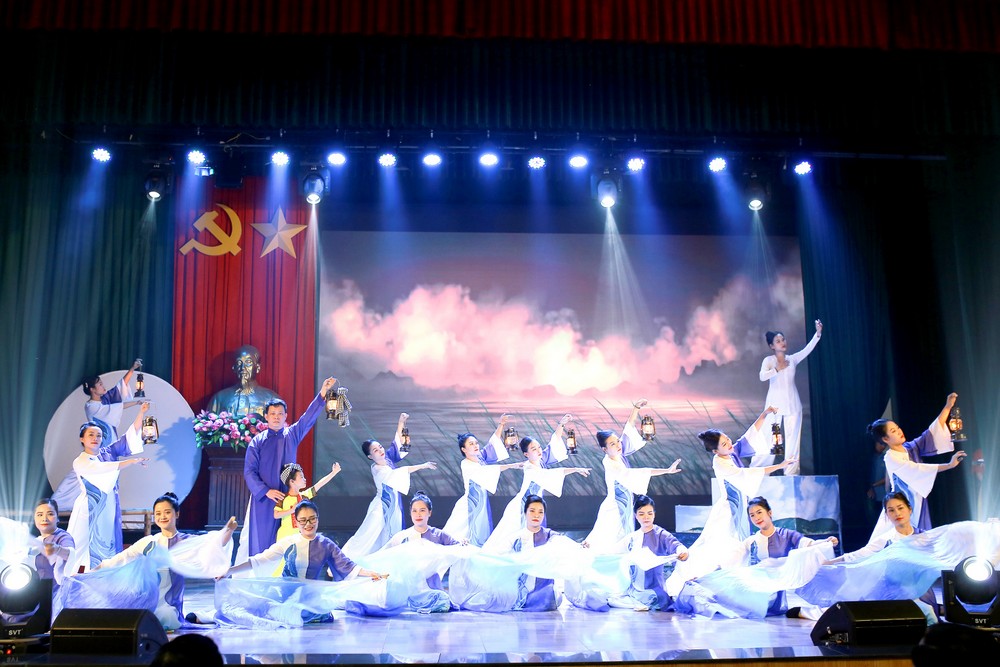 Sôi động Gala "Giai điệu Mùa Thu" chào mừng thành công Đại hội Công đoàn Giáo dục Việt Nam lần thứ XVI và kỷ niệm 93 năm Ngày thành lập Hội Liên hiệp Phụ nữ Việt Nam