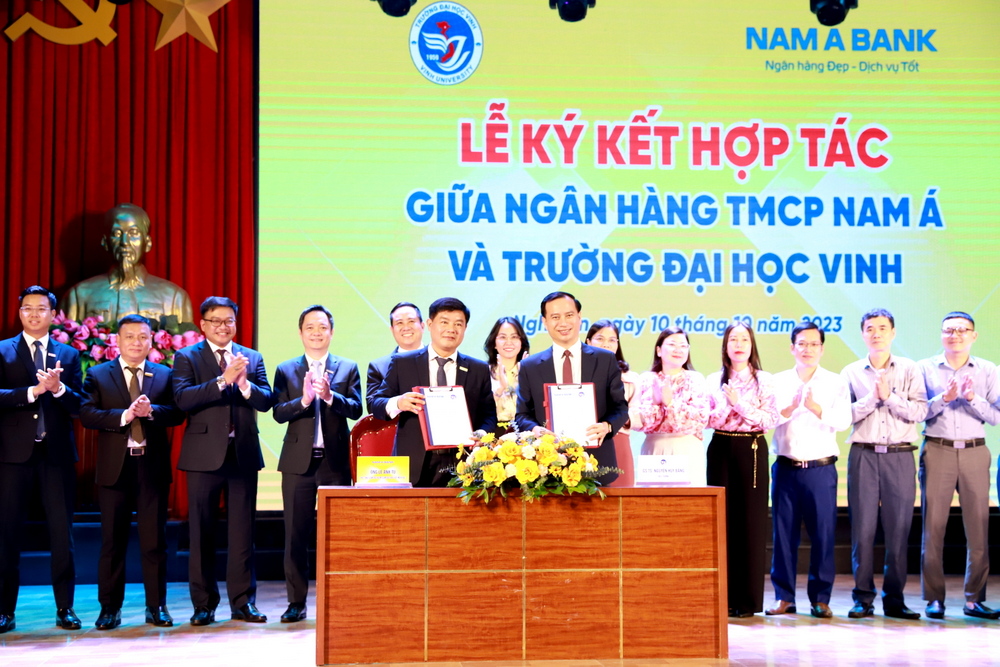 Ngân hàng Nam Á ký kết Biên bản ghi nhớ hợp tác và trao học bổng tài trợ cho sinh viên Trường Đại học Vinh