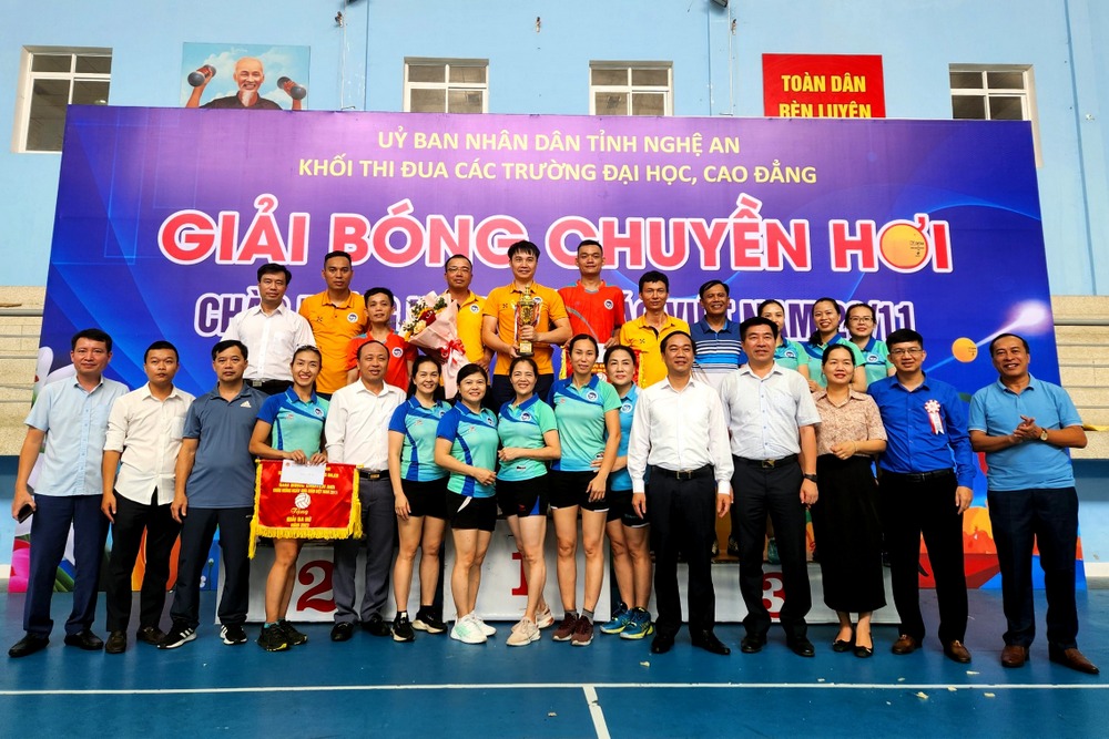 Trường Đại học Vinh đạt Giải nhất Nam và Giải Ba Nữ Giải bóng chuyền hơi Khối Thi đua các trường đại học, cao đẳng trên địa bàn tỉnh Nghệ An